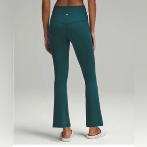 Lululemon Align High-Rise Mini-Flared Pant *Extra Short
Storm Teal. Size 6